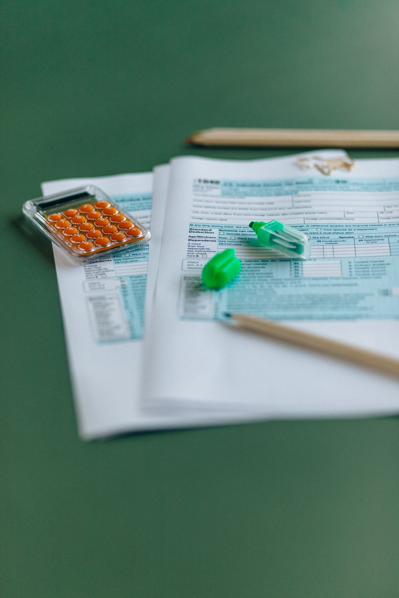 Documents fiscaux et calculatrice