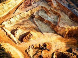 Vue aérienne d’une mine à ciel ouvert